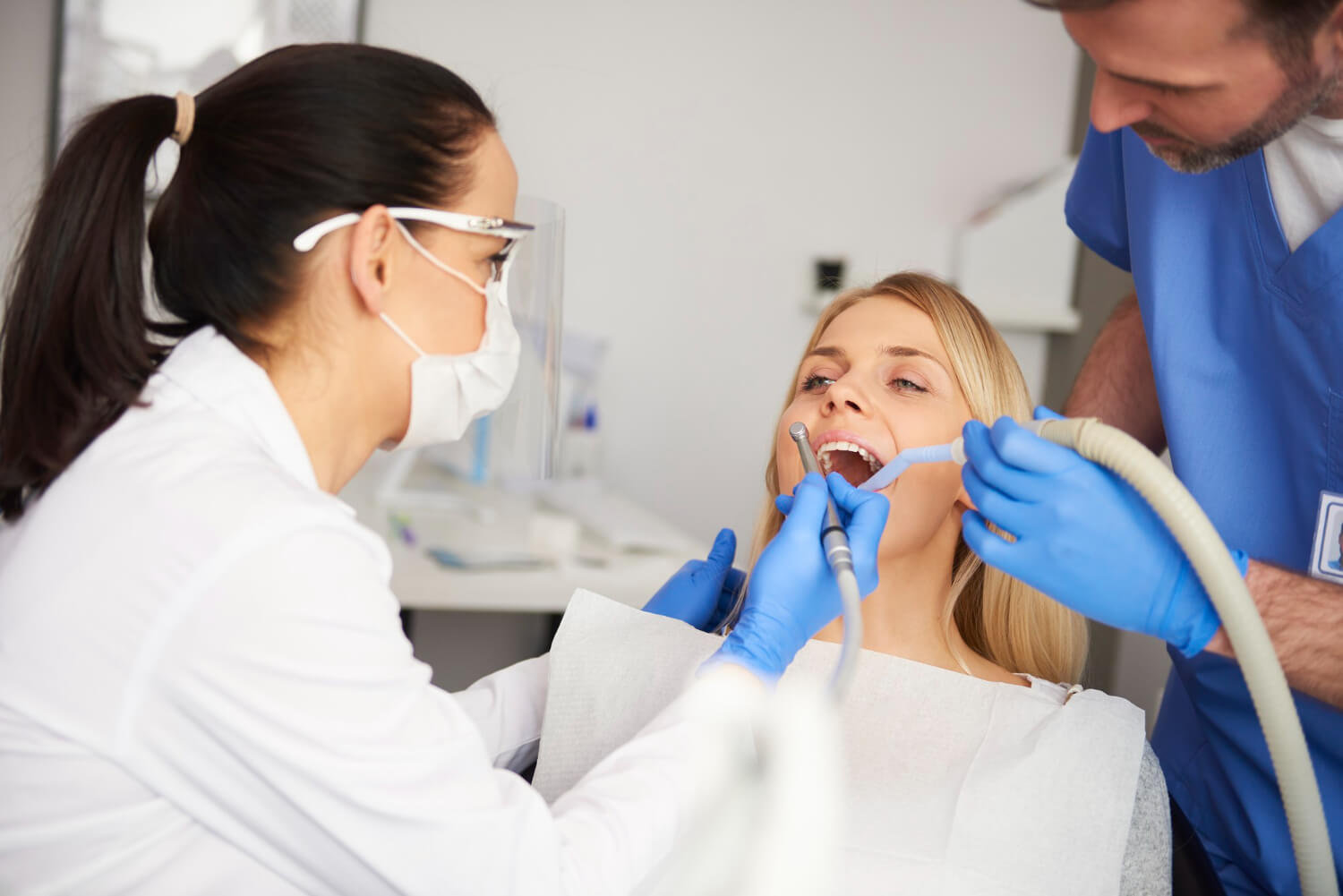 Dentista realiza tratamento de canal em paciente em Moema na Dahdal Aoun, utilizando equipamentos modernos para tratar dor de dente persistente.